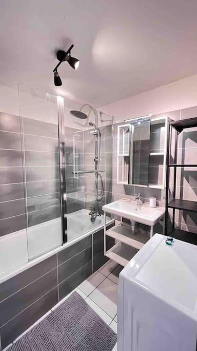 Saint-Georges-de-Luzençon Logement Moderne Au Coeur Du Village מראה חיצוני תמונה
